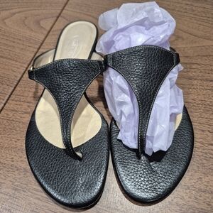 Like New! Talbots Leather Kitten Heel Flip Flop Sandals
